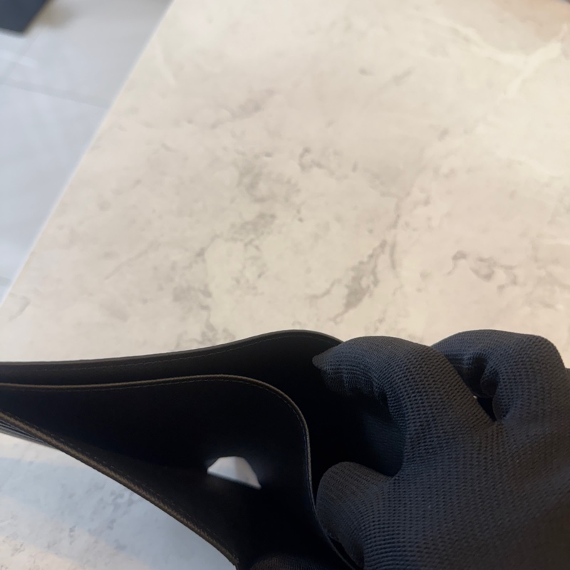 Lv中性款對折短夾，專櫃售價17900-5