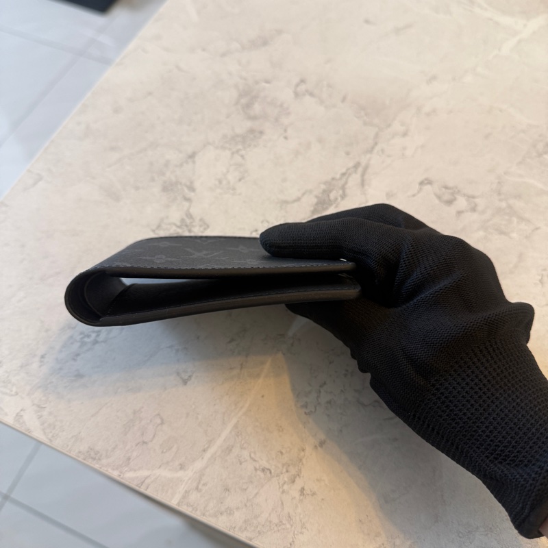 Lv中性款對折短夾，專櫃售價17900-7