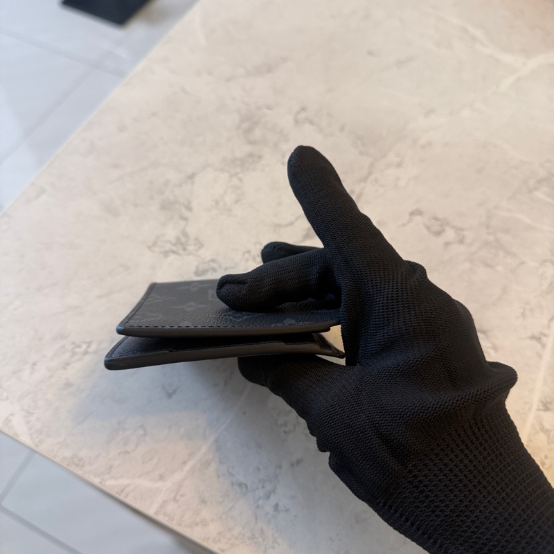 Lv中性款對折短夾，專櫃售價17900-8