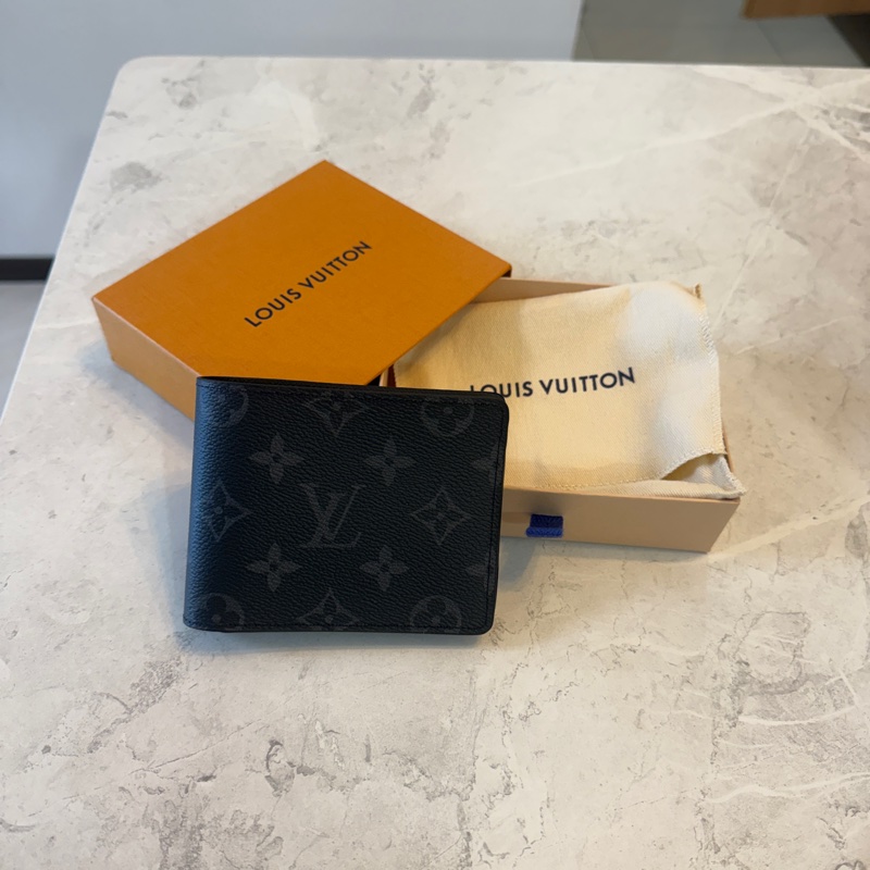 Lv中性款對折短夾，專櫃售價17900-9