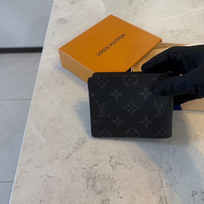 Lv中性款對折短夾，專櫃售價17900-10