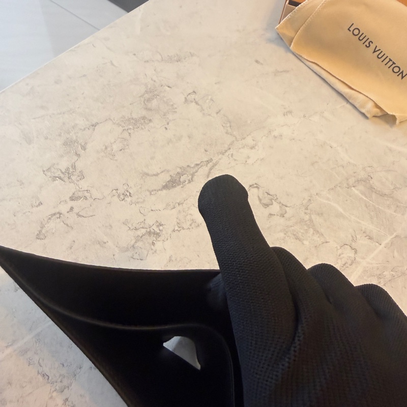 Lv中性款對折短夾，專櫃售價17900-15