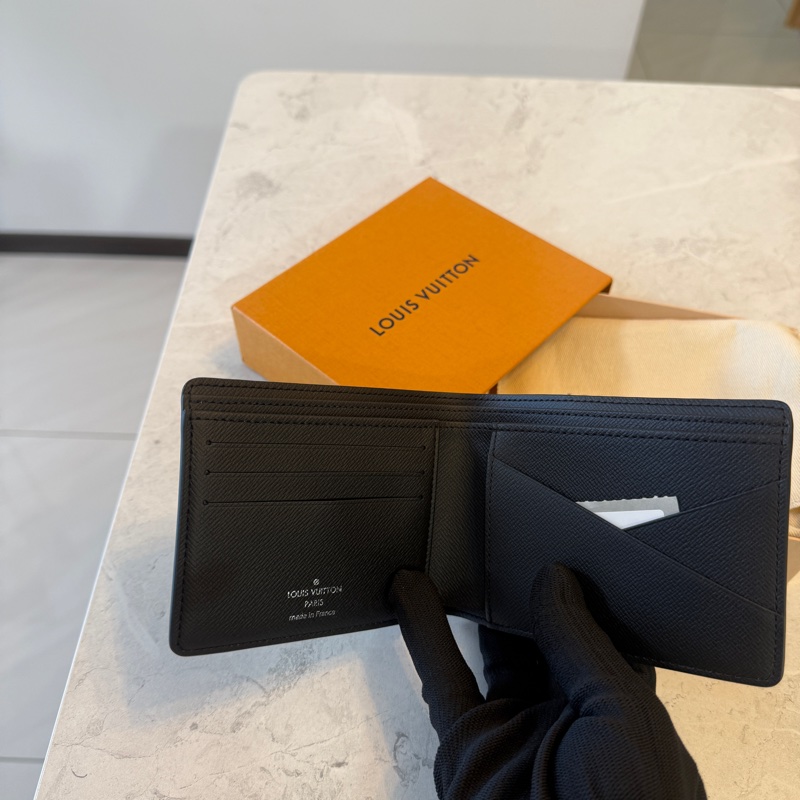 Lv中性款對折短夾，專櫃售價17900-16