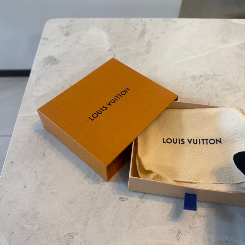 Lv中性款對折短夾，專櫃售價17900-17