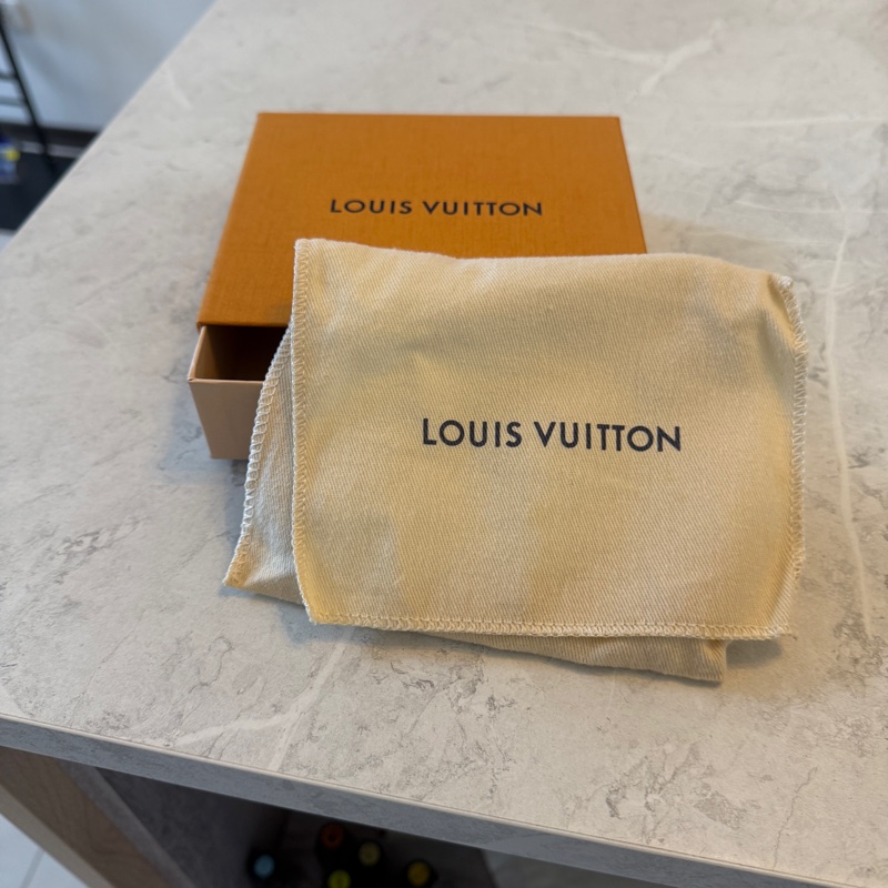 Lv中性款對折短夾，專櫃售價17900-20