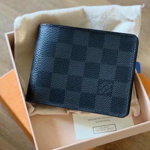 Lv中性棋盤格對折短夾（專櫃售價17900）