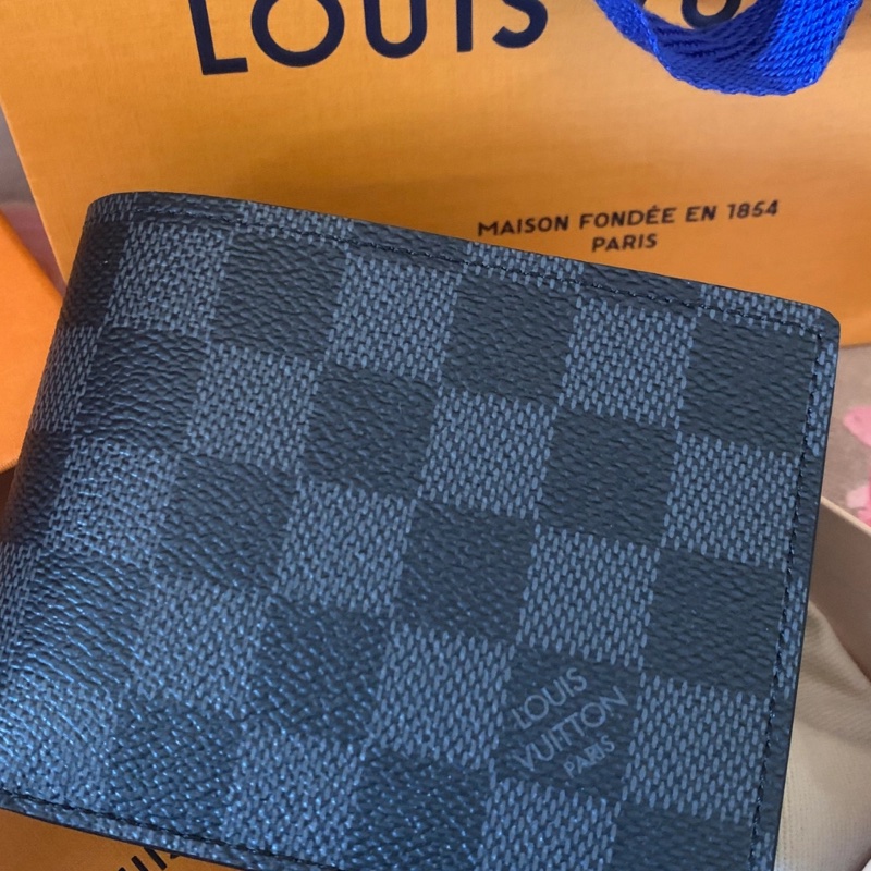 Lv中性棋盤格對折短夾（專櫃售價17900）-1