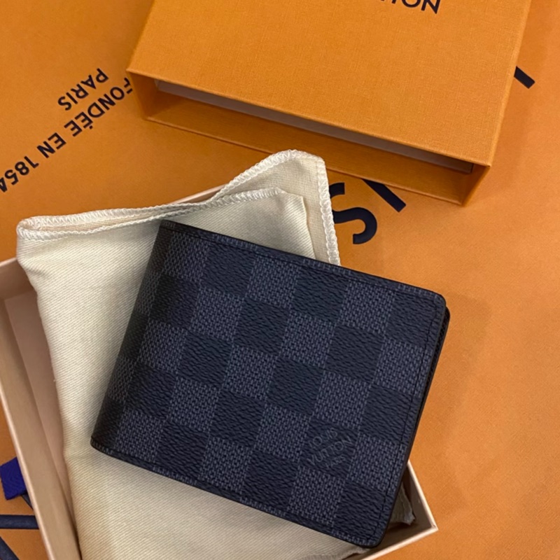 Lv中性棋盤格對折短夾（專櫃售價17900）-3