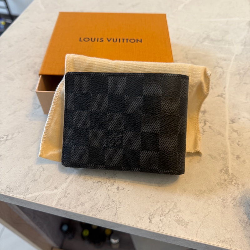 Lv中性棋盤格對折短夾（專櫃售價17900）-9