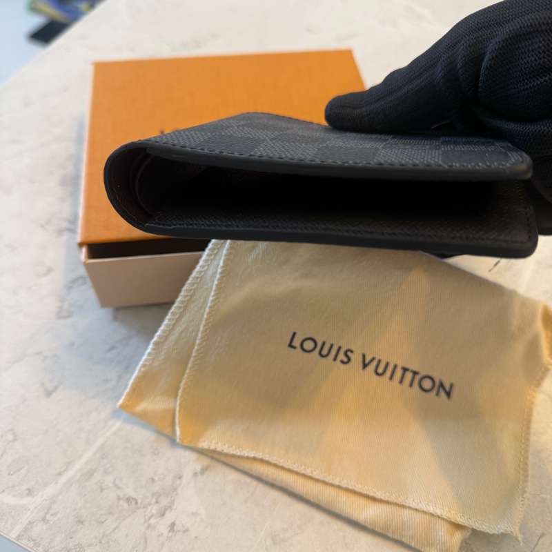 Lv中性棋盤格對折短夾（專櫃售價17900）-10