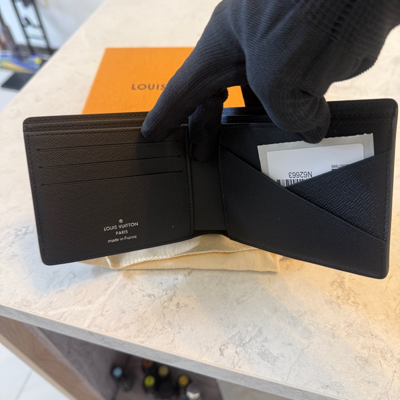 Lv中性棋盤格對折短夾（專櫃售價17900）-13