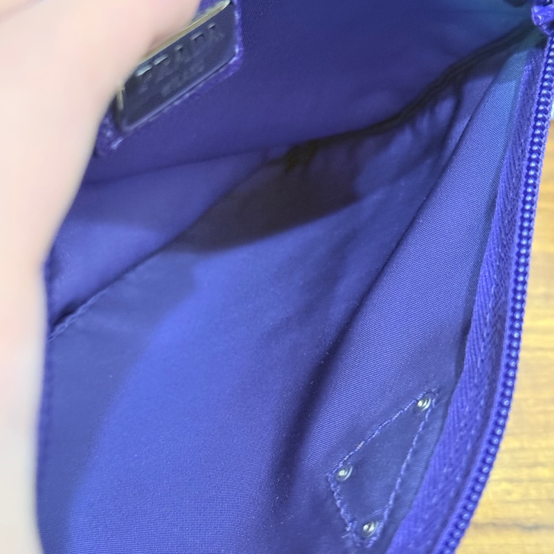 未使用閒置品💜經典尼龍Prada萬用收納包 內膽包 手機護照可放 化妝包-17