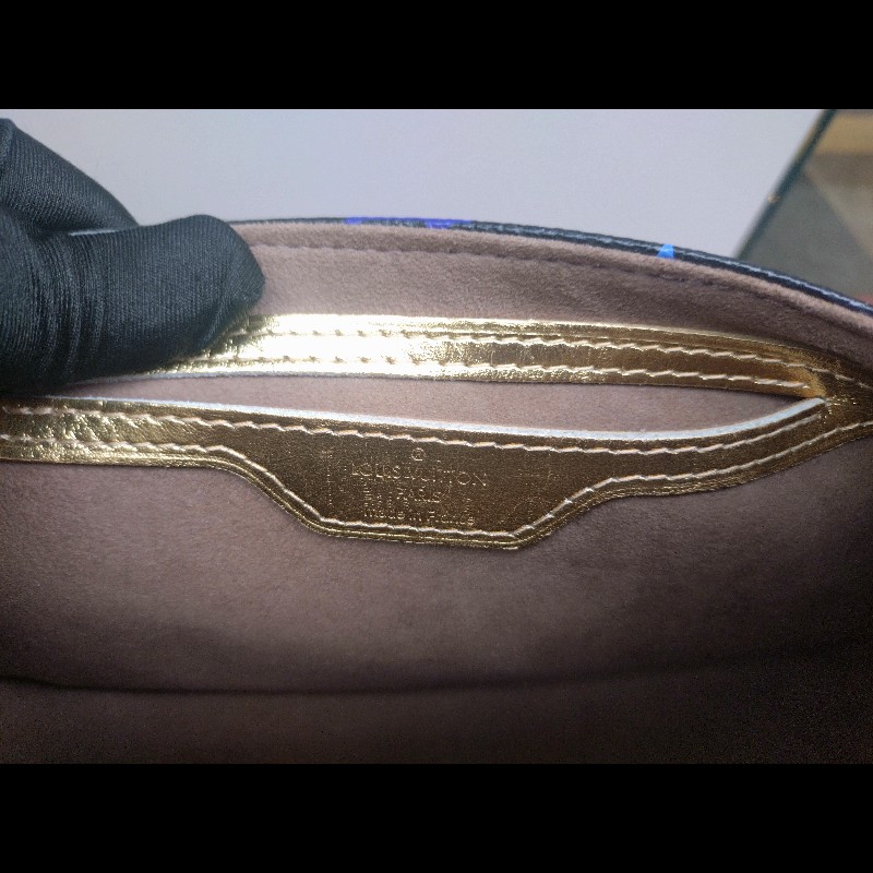 LV 黑彩金釦肩側包-23