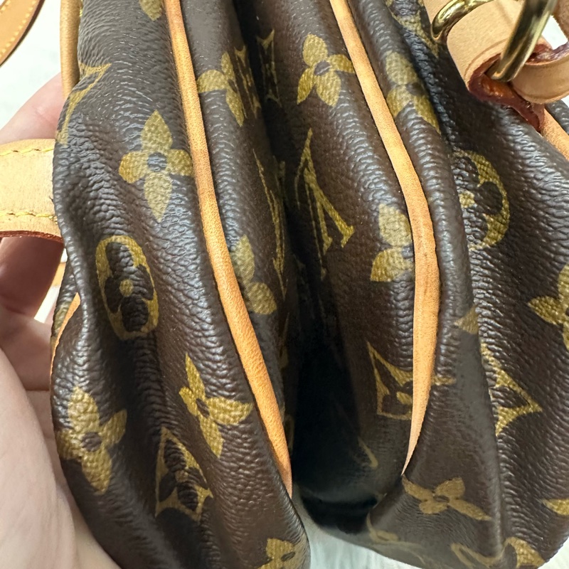 LV M42256 老花金釦雙層馬鞍包 斜背包-21