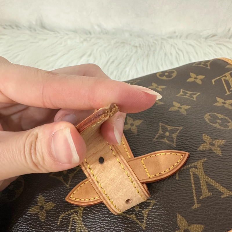 LV M42256 老花金釦雙層馬鞍包 斜背包-69