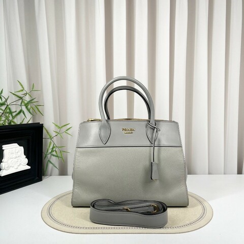 PRADA普拉達 Saffiano系列大象灰十字紋牛皮托特包 高級顯氣質 上身氣場十足 多種背法 日常通勤都適用