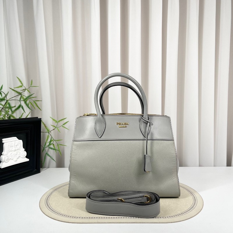 PRADA普拉達 Saffiano系列大象灰十字紋牛皮托特包 高級顯氣質 上身氣場十足 多種背法 日常通勤都適用-0