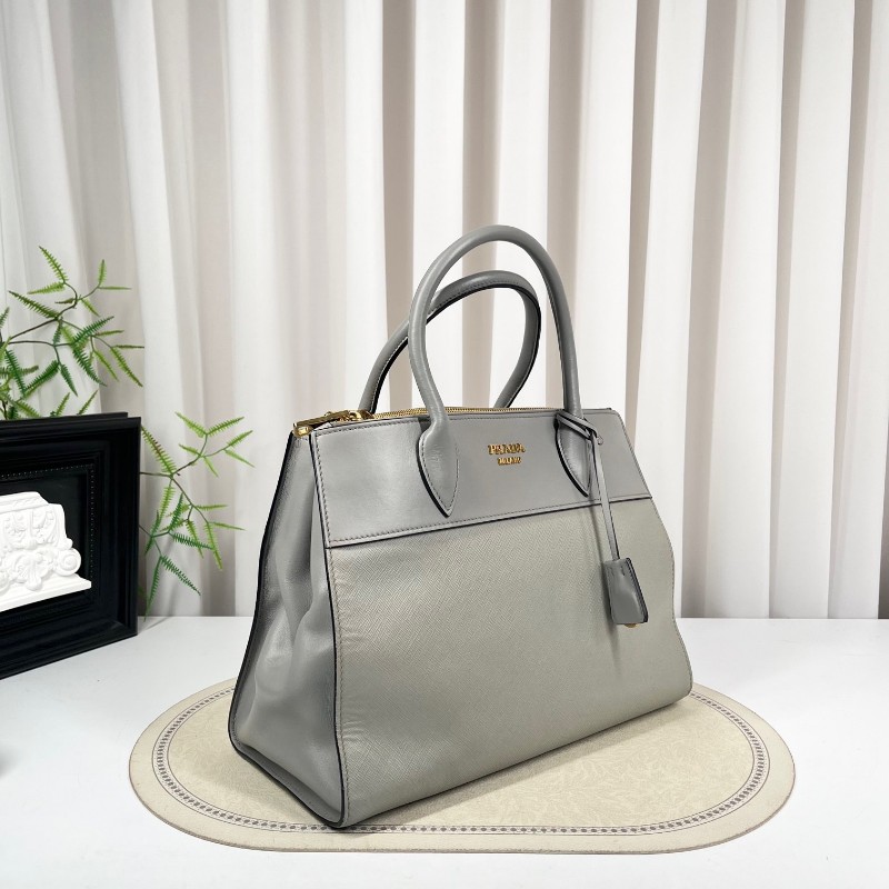 PRADA普拉達 Saffiano系列大象灰十字紋牛皮托特包 高級顯氣質 上身氣場十足 多種背法 日常通勤都適用-3