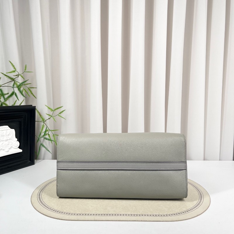 PRADA普拉達 Saffiano系列大象灰十字紋牛皮托特包 高級顯氣質 上身氣場十足 多種背法 日常通勤都適用-4