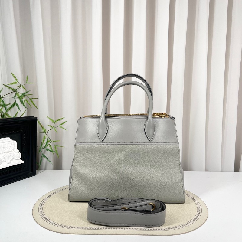 PRADA普拉達 Saffiano系列大象灰十字紋牛皮托特包 高級顯氣質 上身氣場十足 多種背法 日常通勤都適用-6