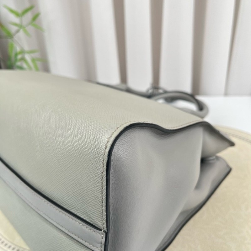 PRADA普拉達 Saffiano系列大象灰十字紋牛皮托特包 高級顯氣質 上身氣場十足 多種背法 日常通勤都適用-7