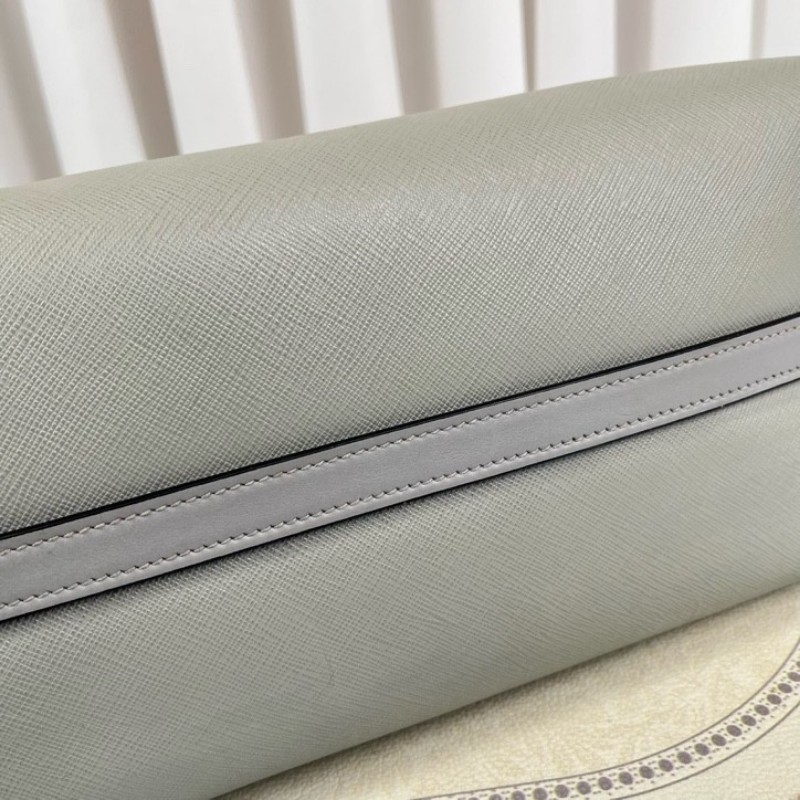 PRADA普拉達 Saffiano系列大象灰十字紋牛皮托特包 高級顯氣質 上身氣場十足 多種背法 日常通勤都適用-8