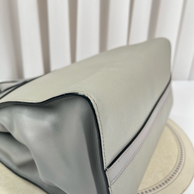 PRADA普拉達 Saffiano系列大象灰十字紋牛皮托特包 高級顯氣質 上身氣場十足 多種背法 日常通勤都適用-9