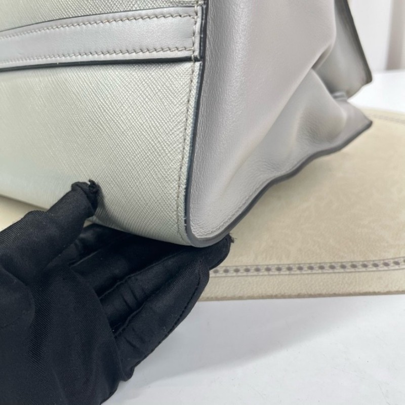 PRADA普拉達 Saffiano系列大象灰十字紋牛皮托特包 高級顯氣質 上身氣場十足 多種背法 日常通勤都適用-10