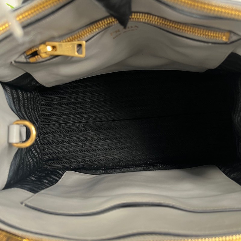 PRADA普拉達 Saffiano系列大象灰十字紋牛皮托特包 高級顯氣質 上身氣場十足 多種背法 日常通勤都適用-11