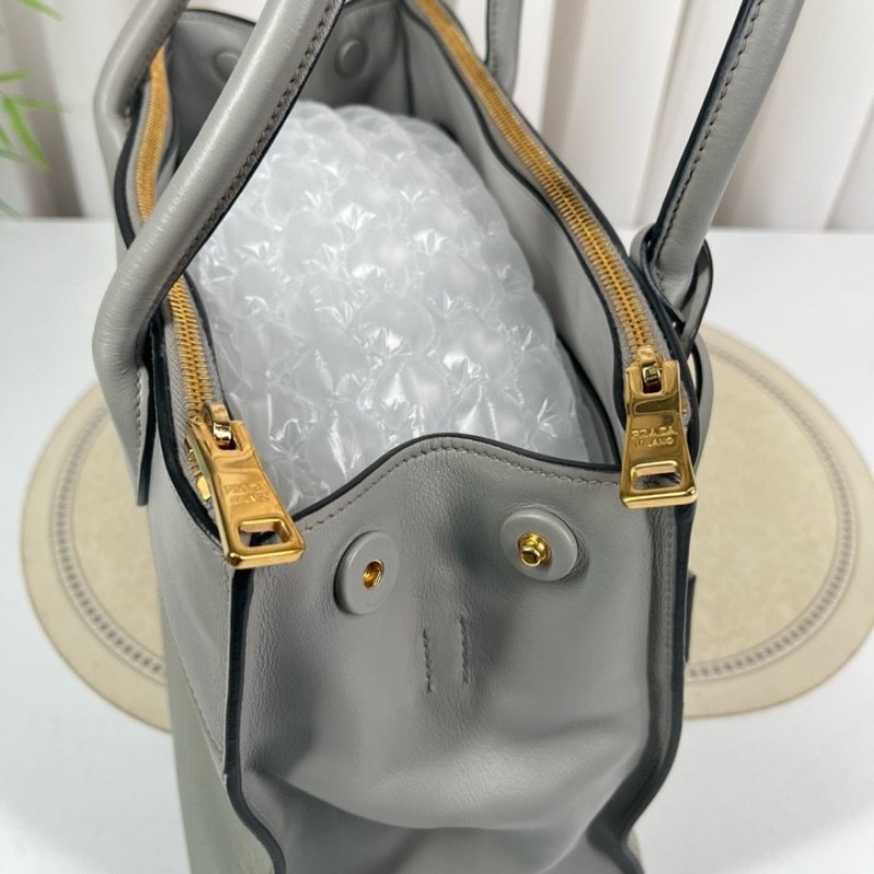 PRADA普拉達 Saffiano系列大象灰十字紋牛皮托特包 高級顯氣質 上身氣場十足 多種背法 日常通勤都適用-13