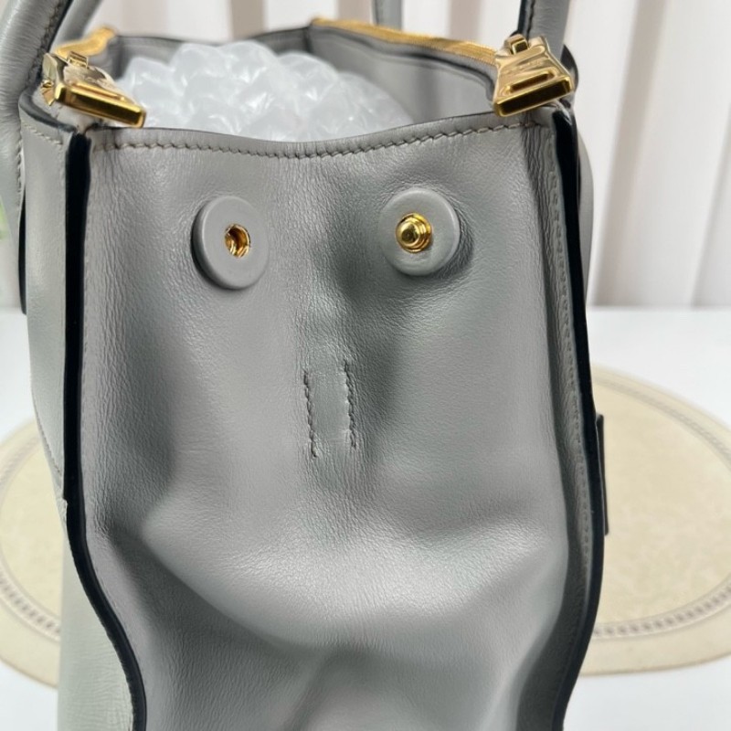 PRADA普拉達 Saffiano系列大象灰十字紋牛皮托特包 高級顯氣質 上身氣場十足 多種背法 日常通勤都適用-14