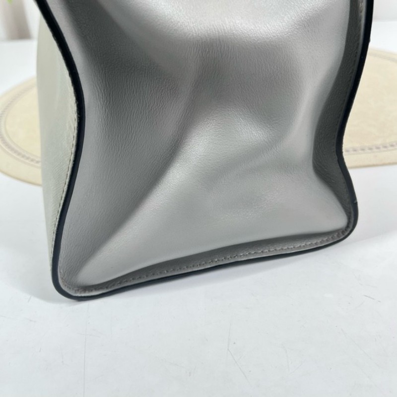 PRADA普拉達 Saffiano系列大象灰十字紋牛皮托特包 高級顯氣質 上身氣場十足 多種背法 日常通勤都適用-15