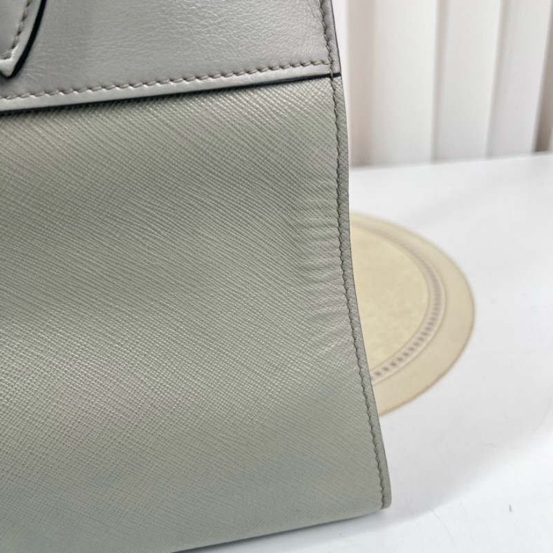 PRADA普拉達 Saffiano系列大象灰十字紋牛皮托特包 高級顯氣質 上身氣場十足 多種背法 日常通勤都適用-16