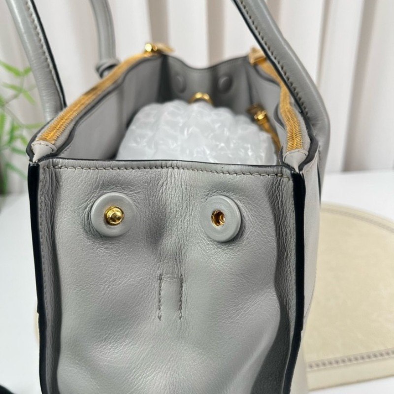 PRADA普拉達 Saffiano系列大象灰十字紋牛皮托特包 高級顯氣質 上身氣場十足 多種背法 日常通勤都適用-19