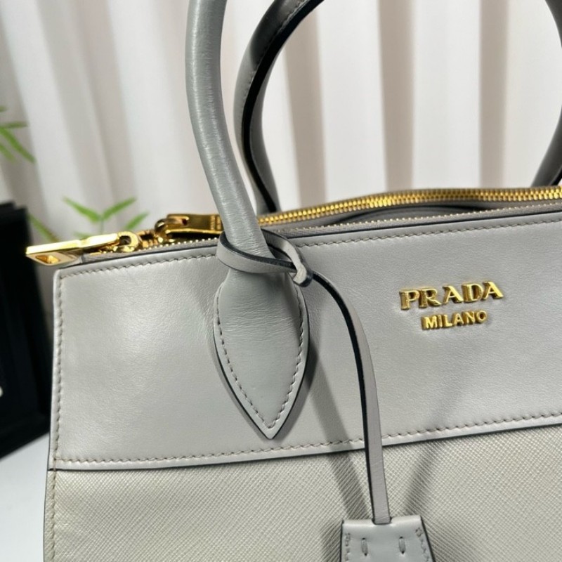 PRADA普拉達 Saffiano系列大象灰十字紋牛皮托特包 高級顯氣質 上身氣場十足 多種背法 日常通勤都適用-21