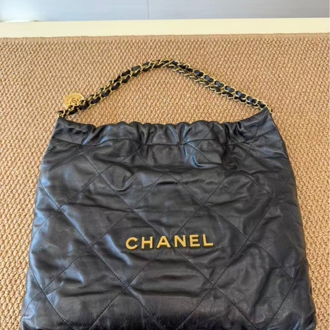 Chanel 黑金 22 bag 中號