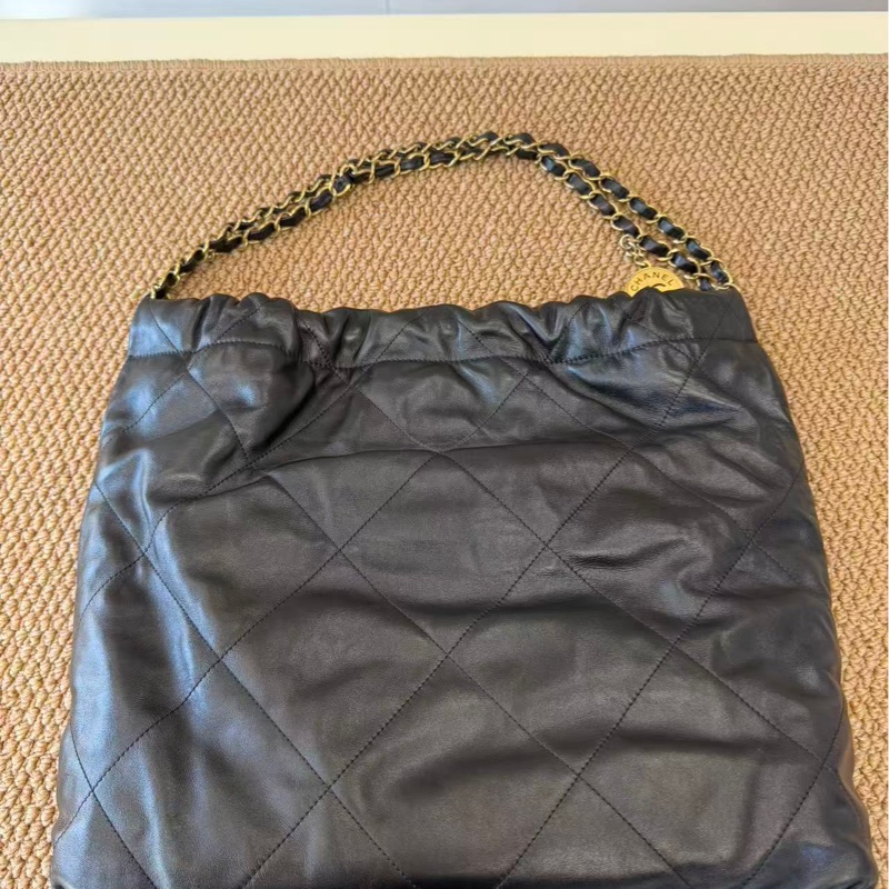 Chanel 黑金 22 bag 中號-1