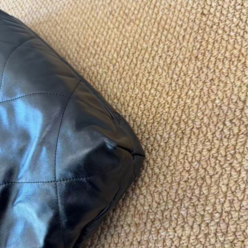 Chanel 黑金 22 bag 中號-10