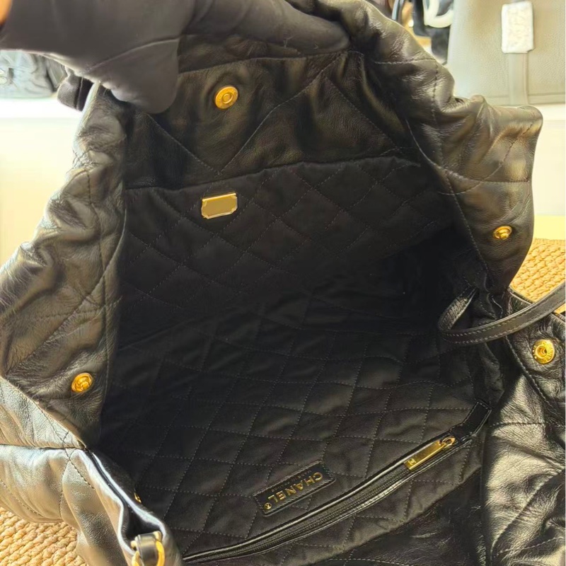 Chanel 黑金 22 bag 中號-13