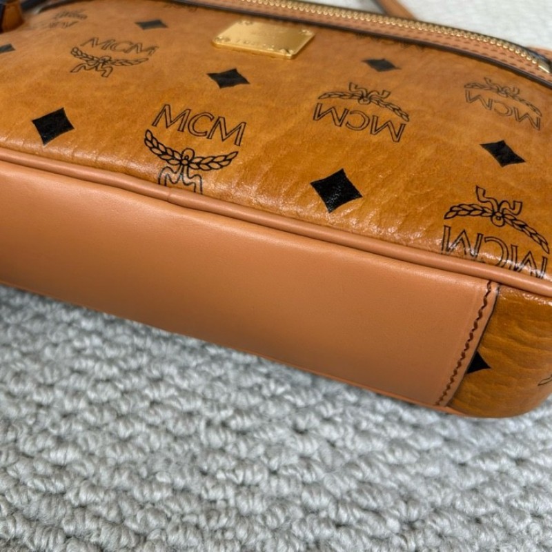 MCM干邑色相機包 經典老花滿印 金色五金 可單肩可斜挎 容量實用 日常通勤百搭-7