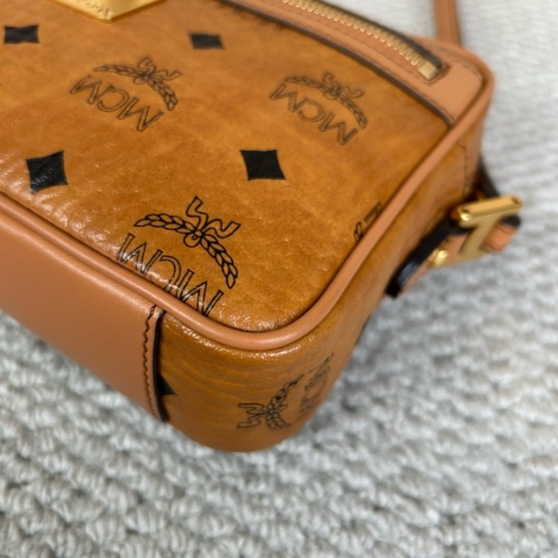 MCM干邑色相機包 經典老花滿印 金色五金 可單肩可斜挎 容量實用 日常通勤百搭-9