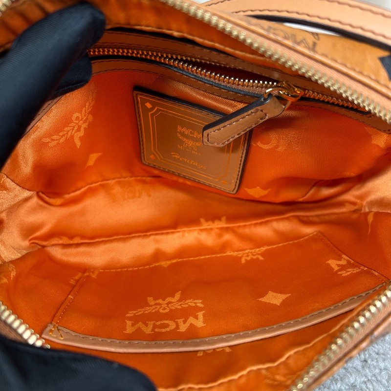 MCM干邑色相機包 經典老花滿印 金色五金 可單肩可斜挎 容量實用 日常通勤百搭-10