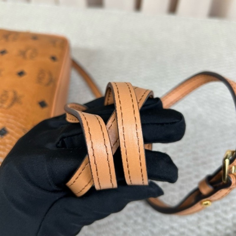 MCM干邑色相機包 經典老花滿印 金色五金 可單肩可斜挎 容量實用 日常通勤百搭-11