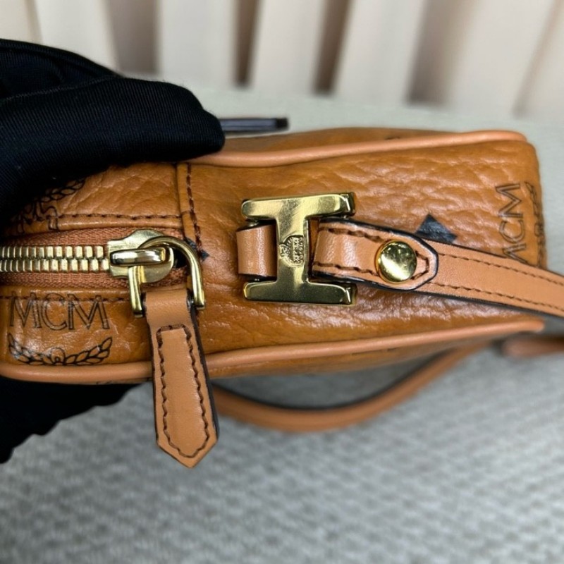 MCM干邑色相機包 經典老花滿印 金色五金 可單肩可斜挎 容量實用 日常通勤百搭-13