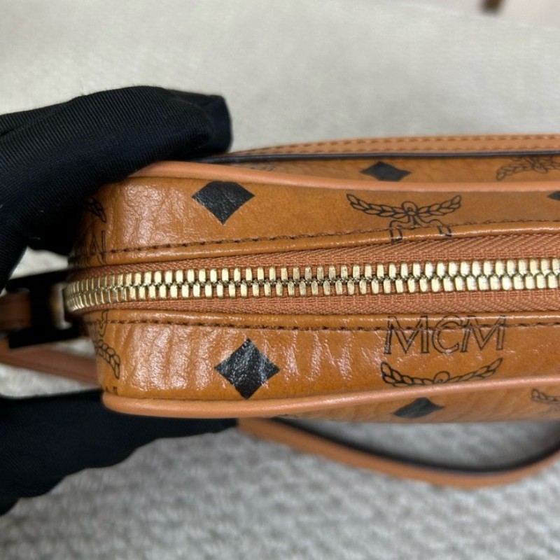 MCM干邑色相機包 經典老花滿印 金色五金 可單肩可斜挎 容量實用 日常通勤百搭-15