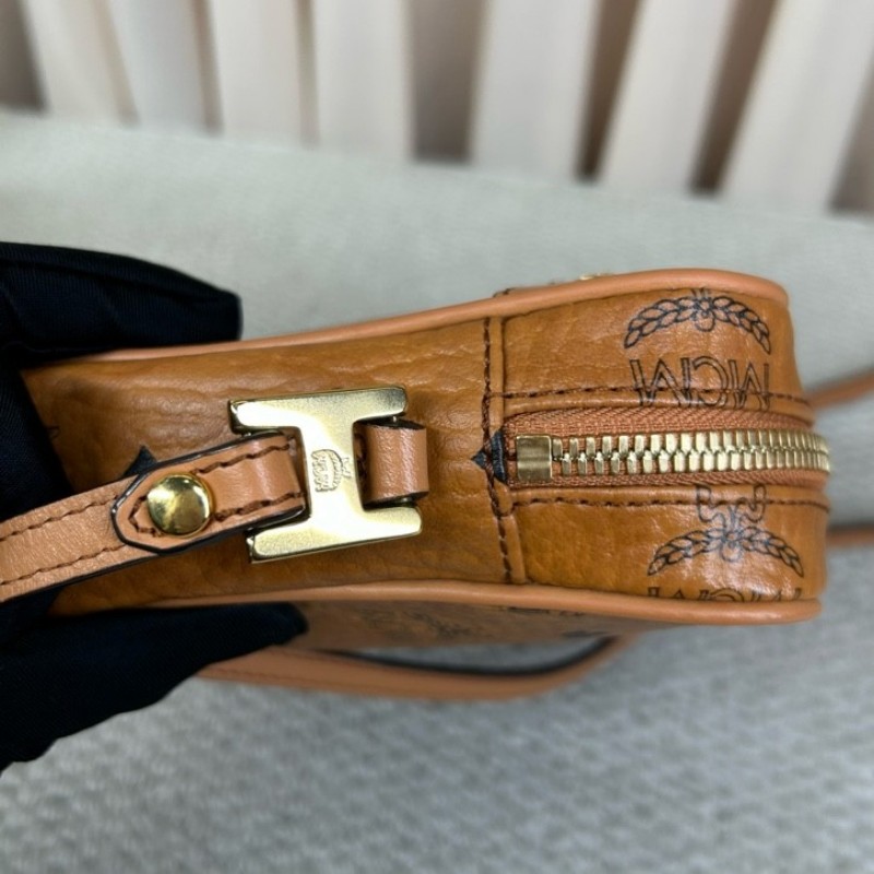 MCM干邑色相機包 經典老花滿印 金色五金 可單肩可斜挎 容量實用 日常通勤百搭-16