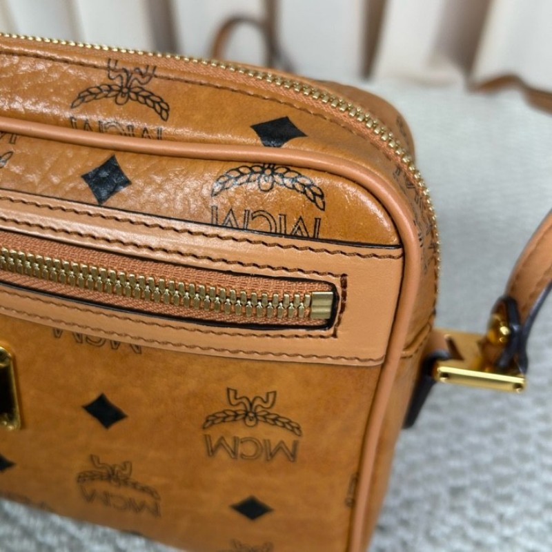 MCM干邑色相機包 經典老花滿印 金色五金 可單肩可斜挎 容量實用 日常通勤百搭-17