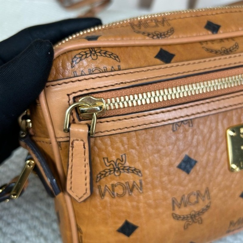 MCM干邑色相機包 經典老花滿印 金色五金 可單肩可斜挎 容量實用 日常通勤百搭-19