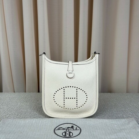 HERMES愛馬仕mini evelyne 奶油白 銀扣 U刻 無肩帶 皮質柔軟細膩 容量實用 日常通勤、搭配都很百搭