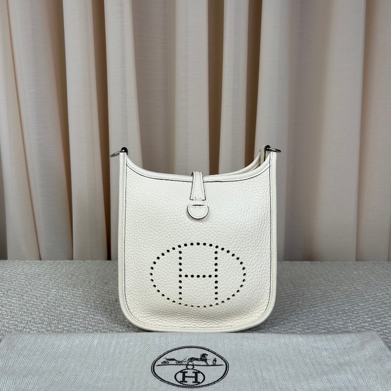 HERMES愛馬仕mini evelyne 奶油白 銀扣 U刻 無肩帶 皮質柔軟細膩 容量實用 日常通勤、搭配都很百搭-0